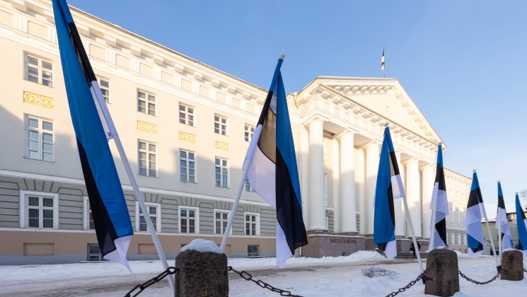Tartu Ülikooli peahoone Eesti lippudega