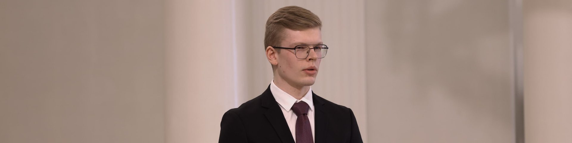 Üliõpilane Renar Kihho Tartu Ülikooli aulas